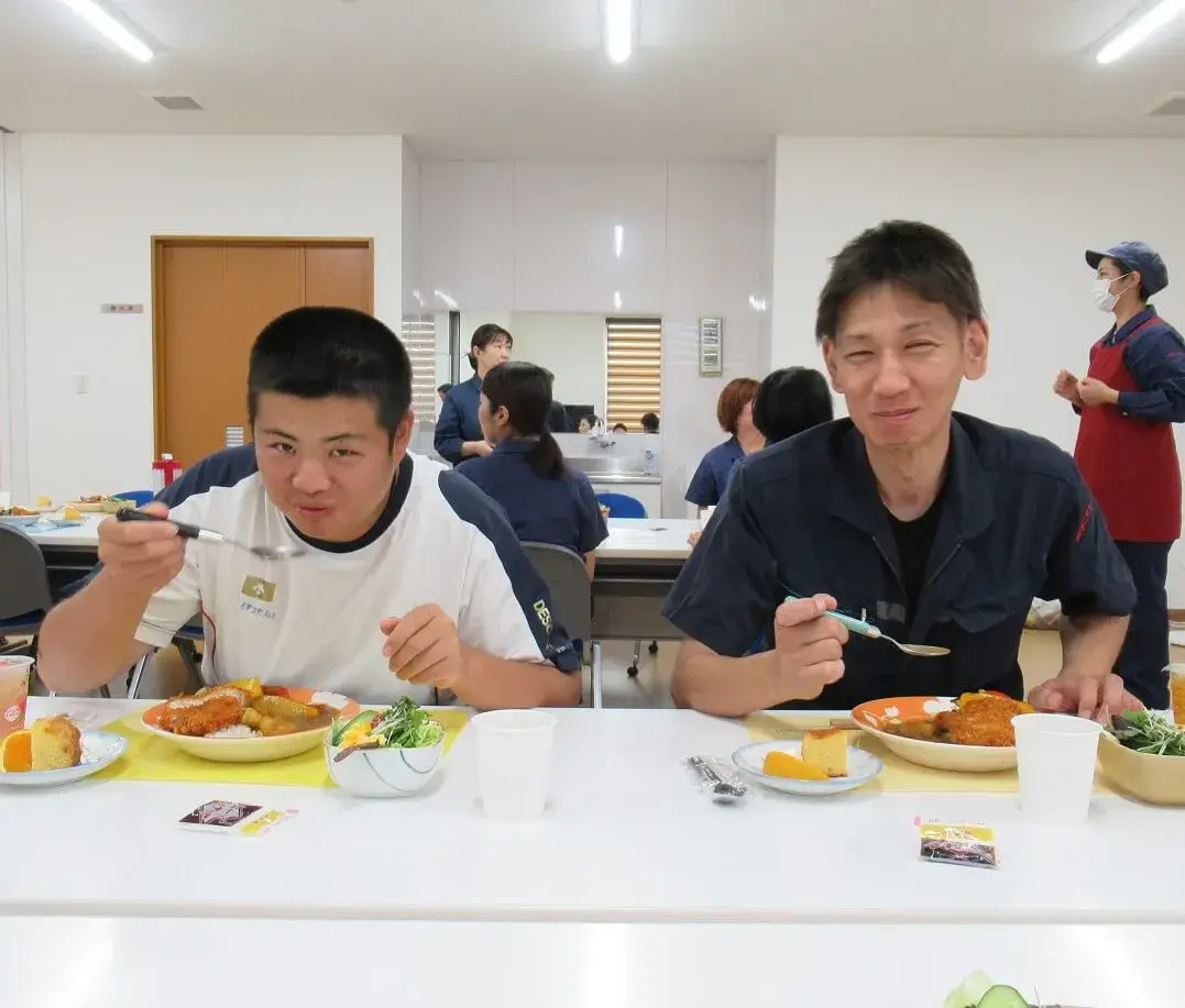 就業体験に来られた高校生も一緒に食事会を楽しみました。